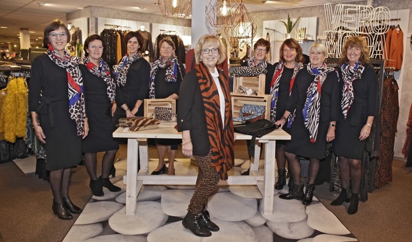 De gastvrouwen in hun nieuwe outfit met Els van Ravels in hun midden. FOTO HUMPHREY HEKHUIZEN