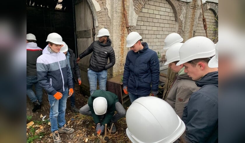 Leerlingen aan de slag in de botenloods.