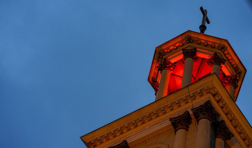 De kerk kleurde rood tegen geloofsvervolging.