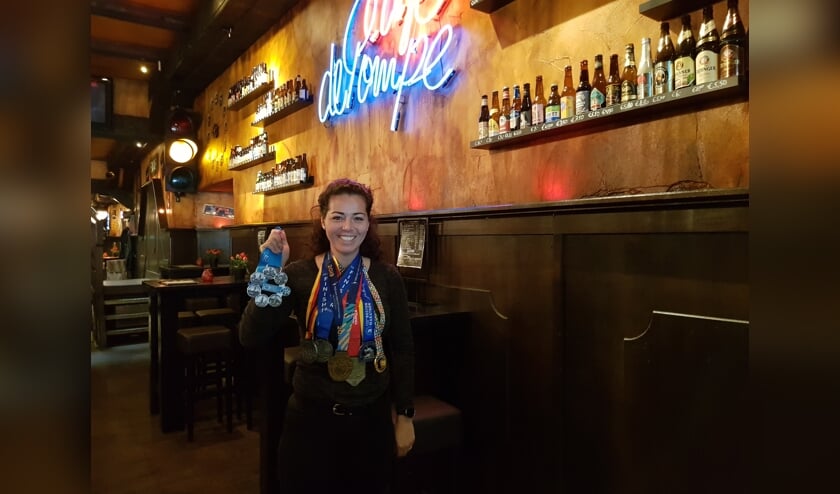 Roxanne Machielse met de medailles van de Big Six en de speciale medaille die ze na New York kreeg. FOTO EUGÈNE DE KOK .