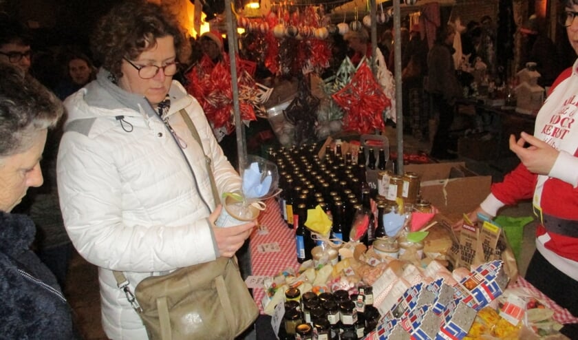 Snuffelen op de kerstmarkt. FOTO TIES STEEHOUWER