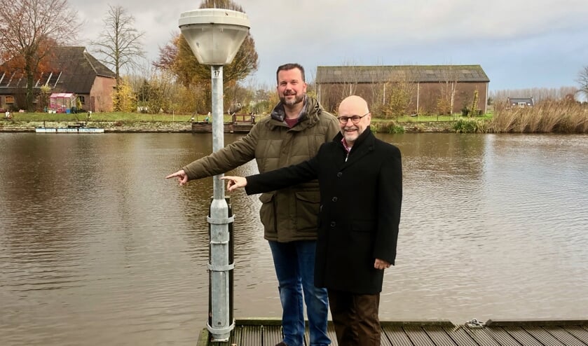William Vermunt van de Samenstichting en wethouder Jan Mollen wijzen de plek aan waar de tafels komen.
