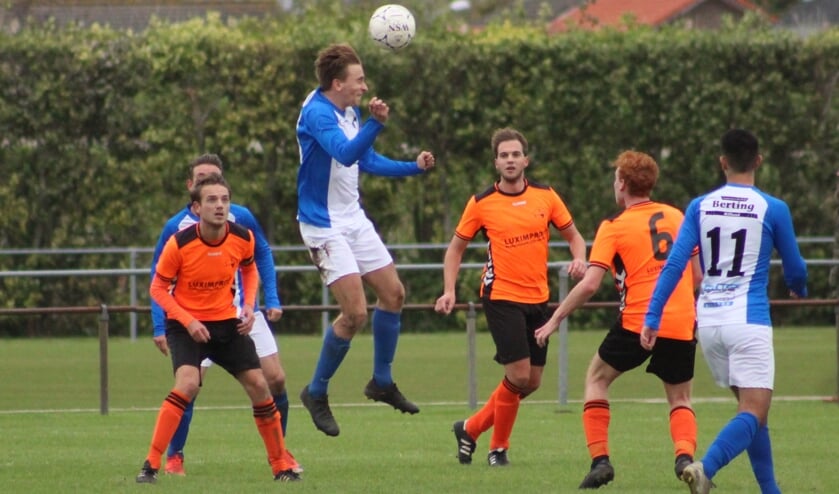 Aanvoerder Wessel In de Weij koppend tijdens het duel in tegen Wolfaartsdijk, tevens maker van het openingsdoelpunt.