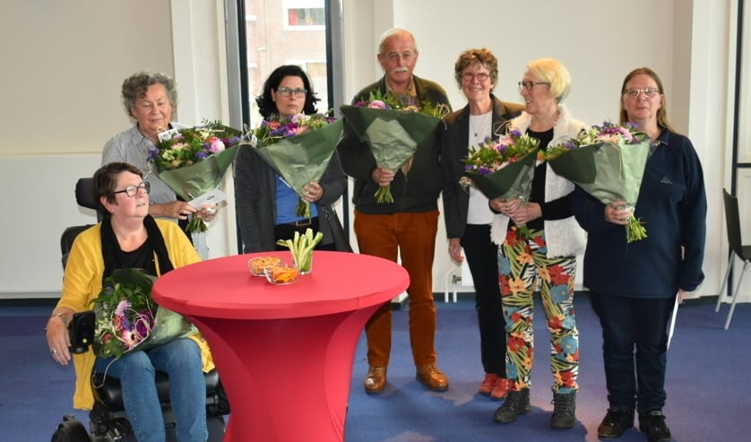 De nieuwe burgeradviseurs met wethouder Els Verhage in hun midden (3e v.rechts)
