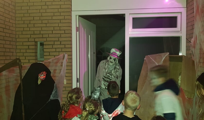 Na een spannend verhaal konden de kinderen vervolgens in groepjes langs de snoeppunten.