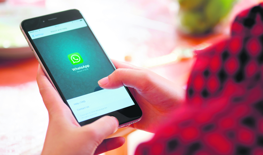 Mobiel gsm telefoon social media whatsapp 404318812.jpg