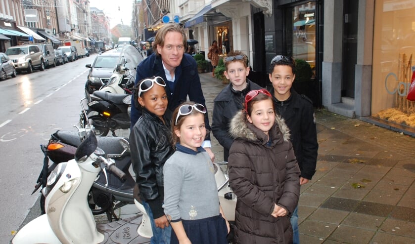 Chike (helemaal rechts) met Jort Kelder FOTO CHATIME