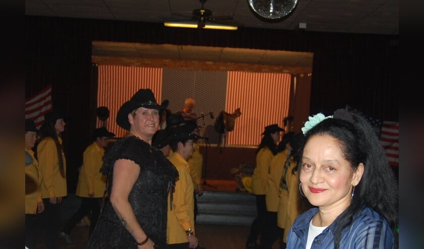 Zangeres Maureen met The City Line Dancers op de achtergrond.