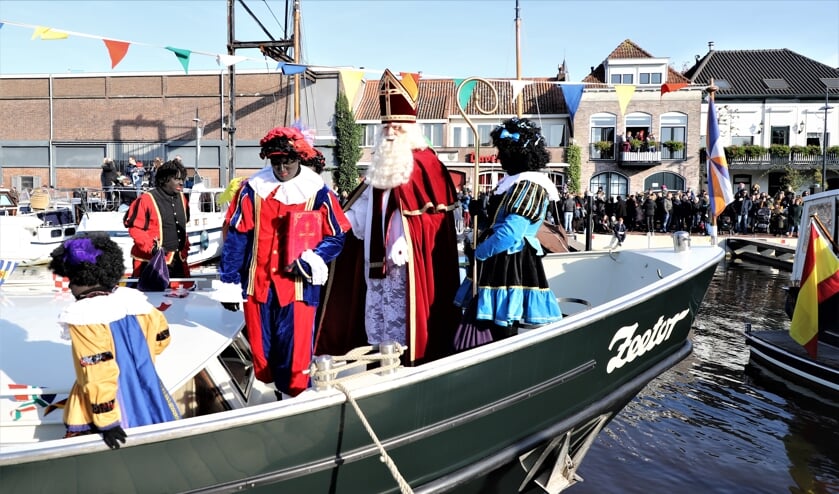 De sint en zijn zwarte pieten werden warm onthaald in de haven van Steenbergen.