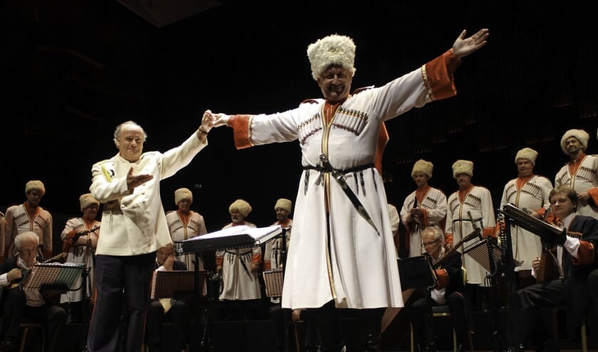 Marcel Verhoeff met één van de zangers van het Don KosakenChor Russland . FOTO MONIQUE LIET