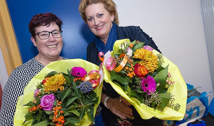 Elly van Hooijdonk- Gommers (l) en Jolanda van Ginneken- Luijkx in de bloemetjes gezet. Corry Rens-van Koulil ontbreekt op de foto.