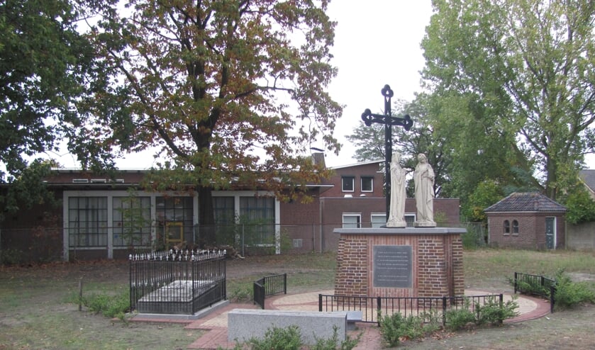 Het monument als blijvende herinnering aan het straks verdwenen kerkhof.