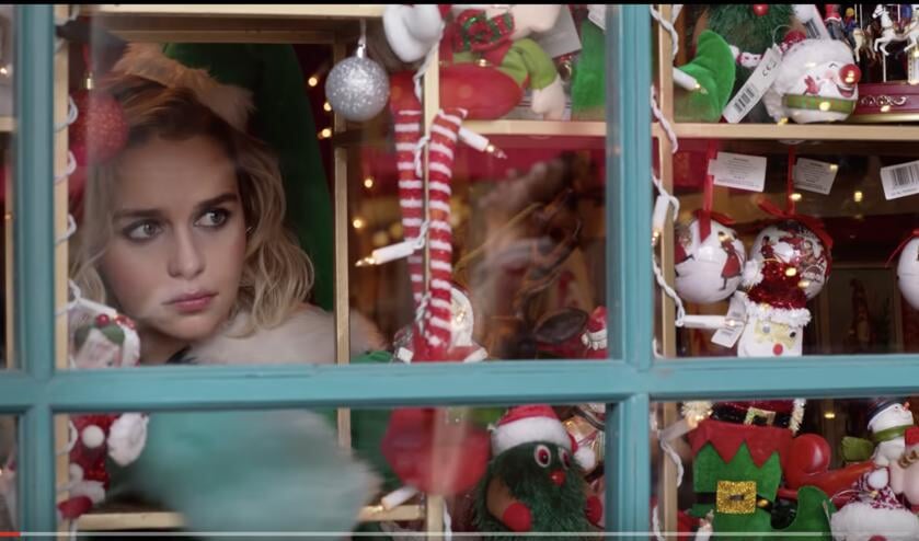 Kate verdient haar geld verkleed als elf in een winkel.