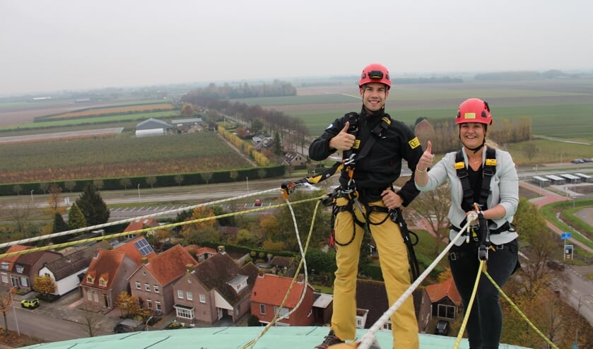 Wethouder Prent klom tot het hoogste punt in de Watertoren voor de Vuelta 2020.