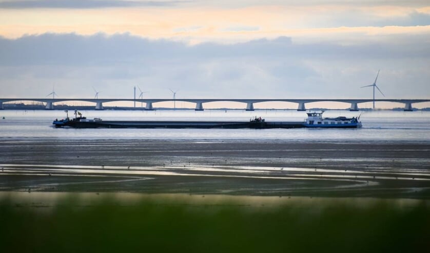 Het schip is zo'n 180 meter lang.