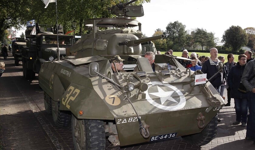 De tocht met militaire voertuigen was één van de hoogtepunten in een mooi herdenkingsjaar. FOTO HUMPHREY HEKHUIZEN