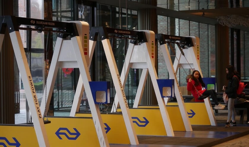 Al schommelend laad je jouw mobiele telefoon op.