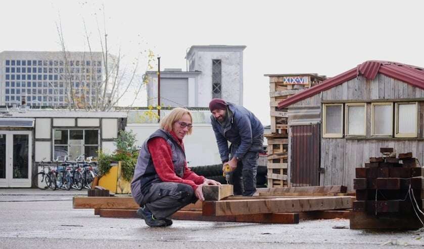 Er wordt hard gewerkt aan de gigantische poort.