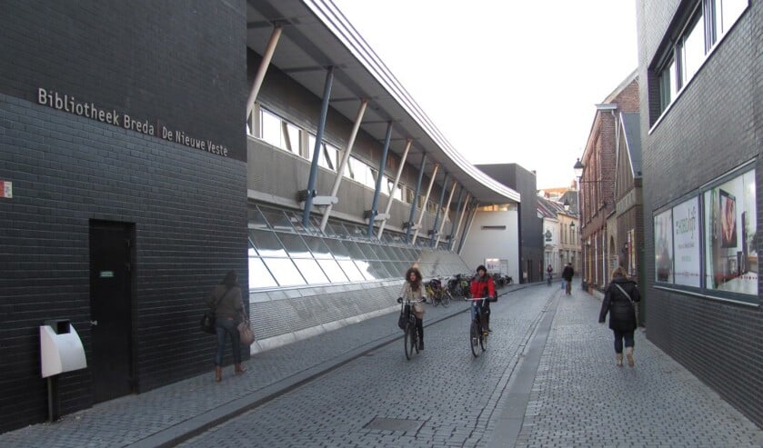 Het pand van de bibliotheek en De Nieuwe Veste aan de Molenstraat.