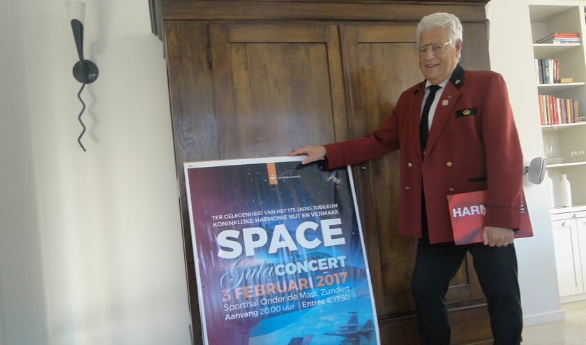 Peter Schijfs, hier poserend bij de concertposter van het 175-jarig bestaan, is gek op 'zijn' Harmonie.