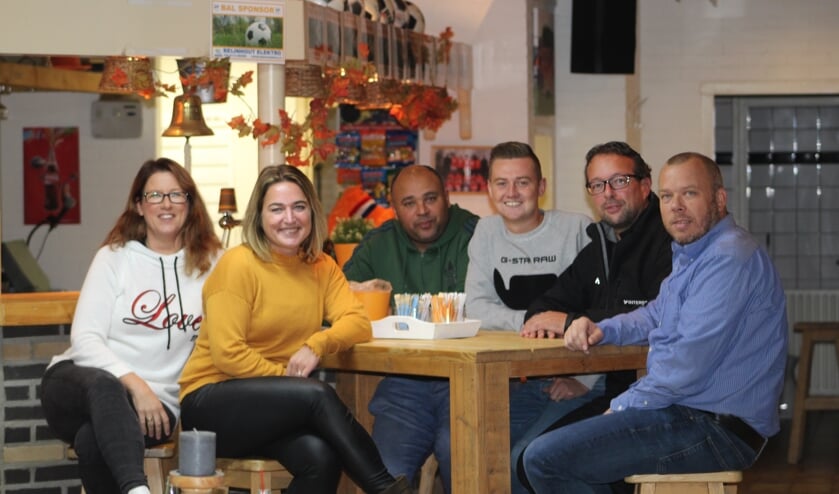 Op de foto staan van links naar rechts: Aukje Verhagen, Carina de Bree, Humphrey Lourens, Jesse Aschman, Jan-Kees Schrier en Jeroen Van Meel. FOTO FRANS VAN PAGEE