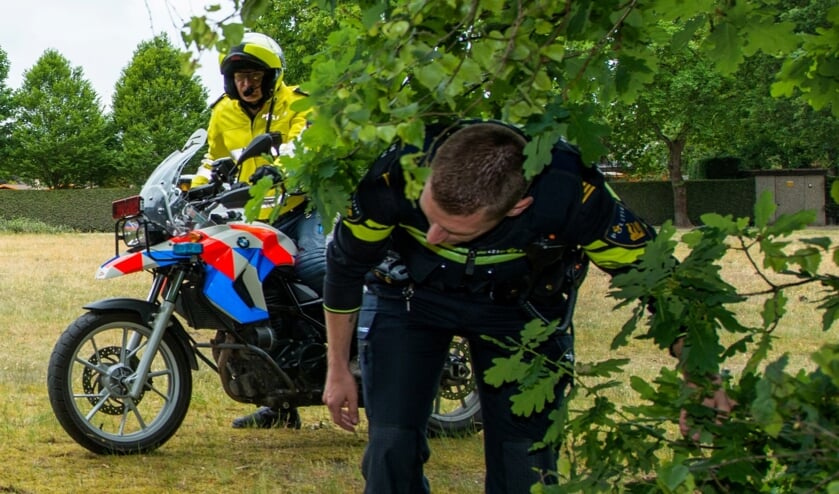 De politie helpt.