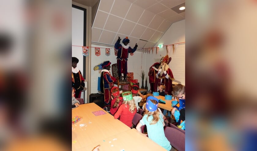 De kinderen zongen 'Lang zal hij leven' voor Hoofdpiet. FOTO JOSÉ VAN DER JAGT