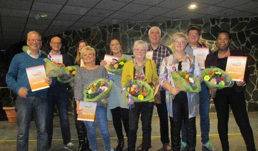 De tien maatjes met hun diploma, de bloemen en heel veel tevredenheid.