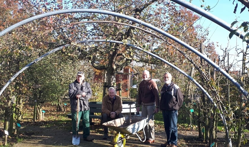 Enkele vrijwilligers van het Fruitteeltmuseum, met rechts Jaap de Schipper.