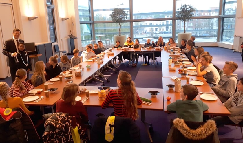 Bij het burgemeestersontbijt mag een leerling van groep 8 van De Burcht-Rietheim de ambtsketting even dragen.