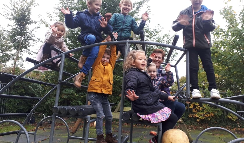 Juf Minka tussen haar geliefde kleuters.
