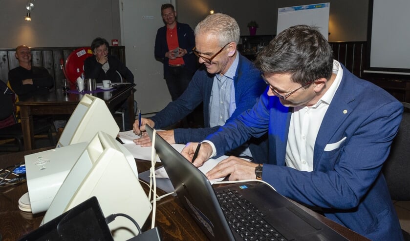 De samenwerking tussen Stichting Wielerpromotion Rucphen en SnowWorld wordt officieel bekrachtigd.