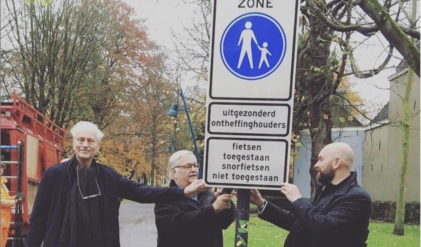 Wethouder Boaz Adank onthulde de bebording.