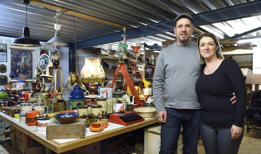 Karl en Roxanne houden van vintage en retro spulletjes. FOTO BENNIE KRAJENBRINK