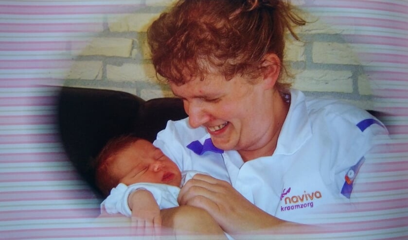 Alie aan het werk als kraamhulp. De baby op de foto is haar nichtje.