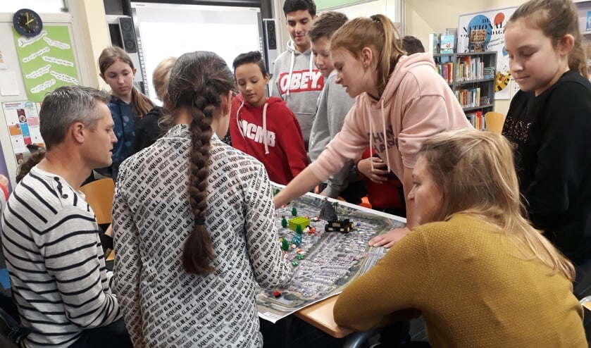 Kinderen van groep 7 en 8 denken na over hun wijk. FOTO MARIJN RIEMENS
