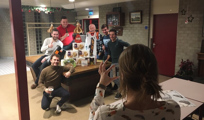 Alle prijswinnaars van Smash '76 mogen met hun prijzen op de foto.