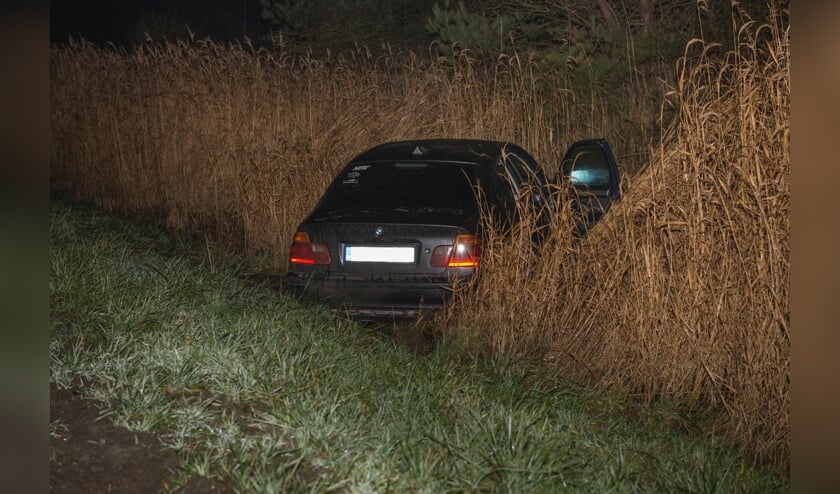 De auto is door een bergingsbedrijf uit de sloot gehaald.