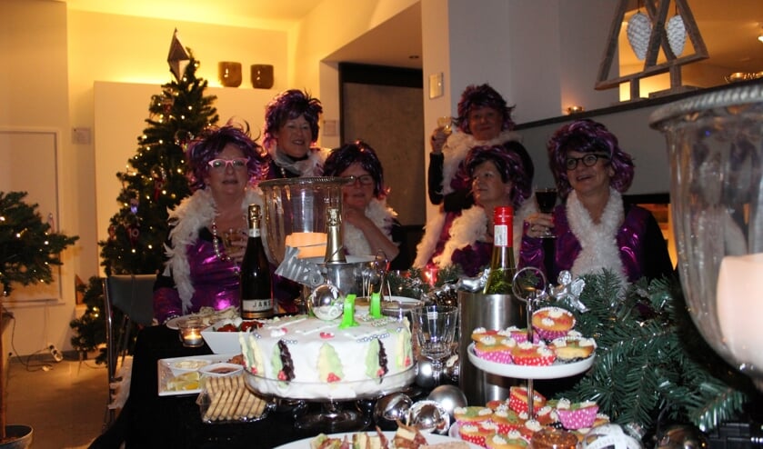 De Kerststallentocht in Kruisland is al jaren een feestelijk evenement in een lichtsfeer door het dorp.