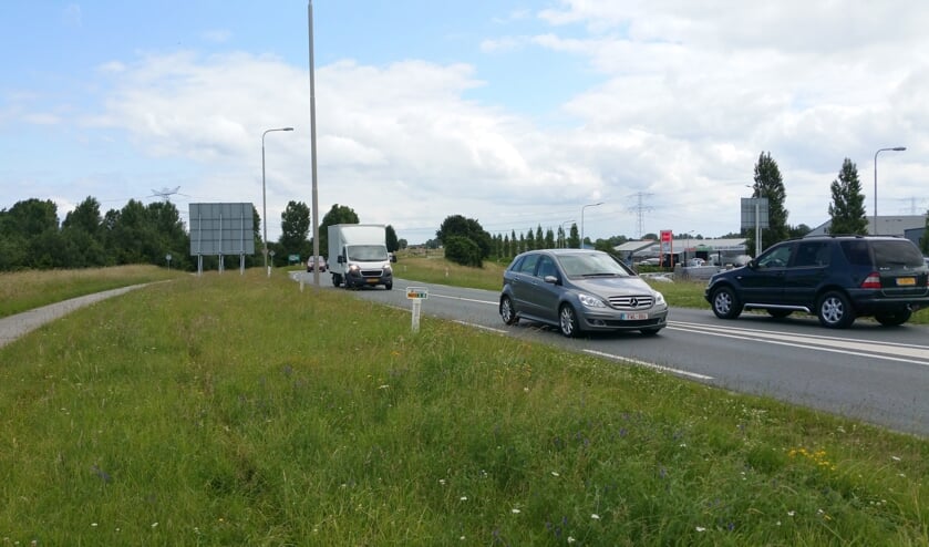 De Zanddijk en Molendijk tussen Kruiningen en Yerseke zijn druk en smal.