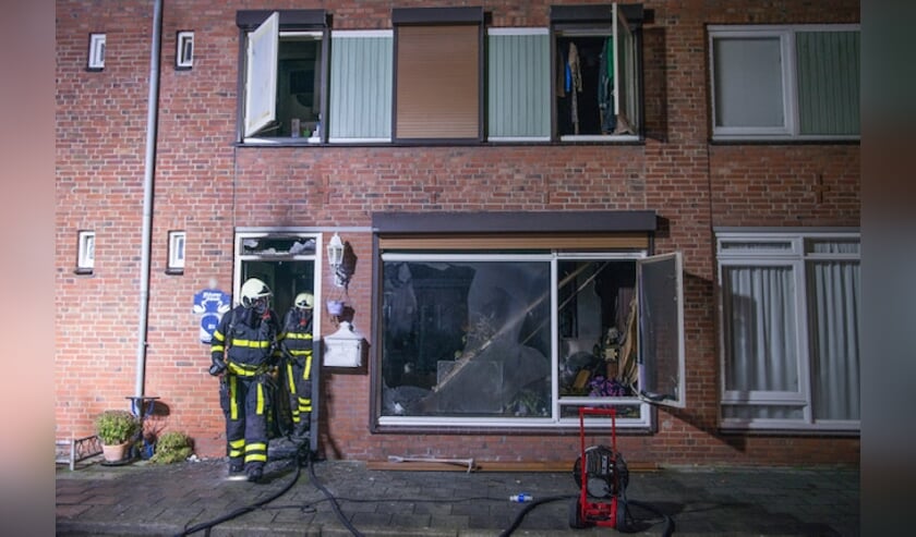 De woning liep flinke schade op bij de brand.