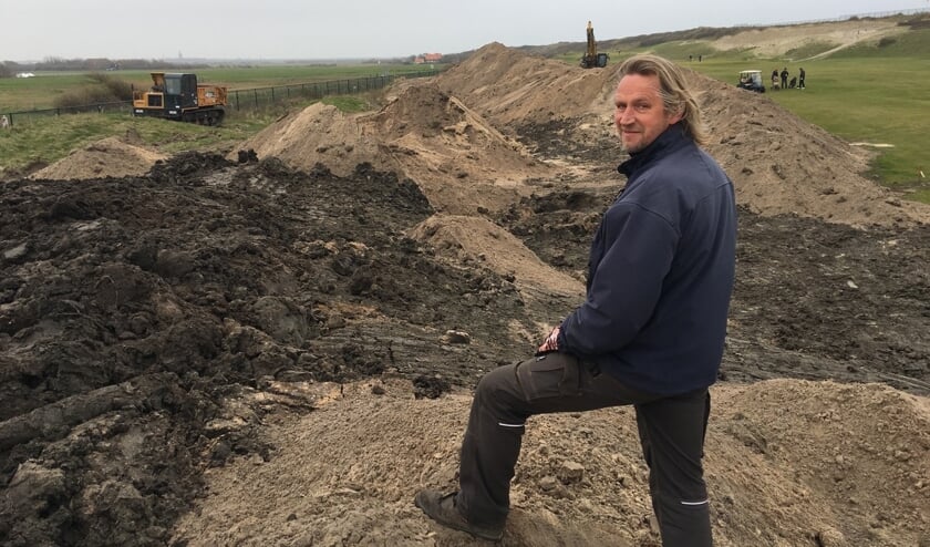Arjen Bosschaart bij de aanleg van nieuwe duintjes, afgelopen februari.