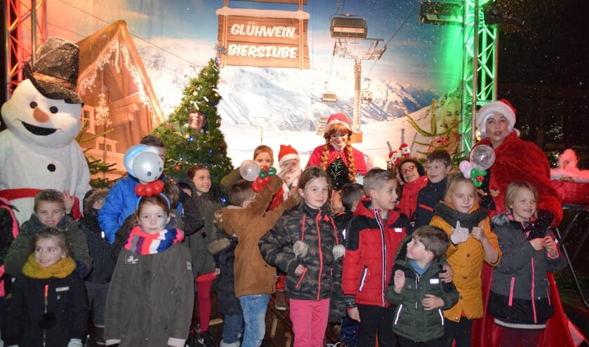 Gezellige kerstmarkt op het Van Bergenplein. FOTO STELLA MARIJNISSEN