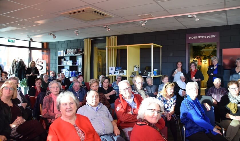 De bezoekers èn zuster Theresa, vol aandacht voor de presentatie. FOTO STELLA MARIJNISSEN