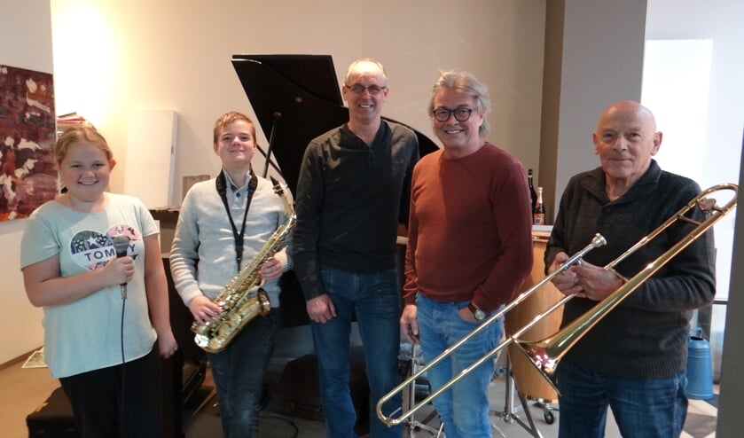 Organisatoren, muzikanten en zangers hebben al zin in een avondje in de kroeg van A Meezing Rijsbergen. FOTO MIEKE VAN MEER