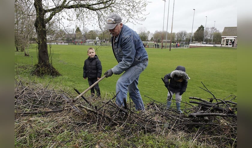 Er wordt hard samengewerkt om alles weer netjes te krijgen.