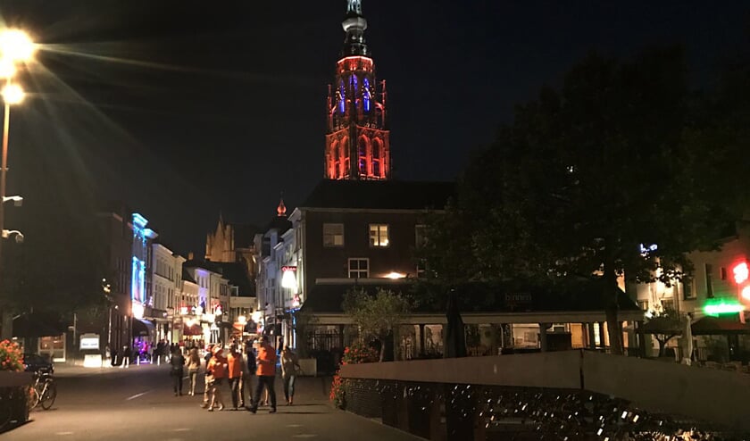 De Grote Kerk kan weer oranje kleuren.
