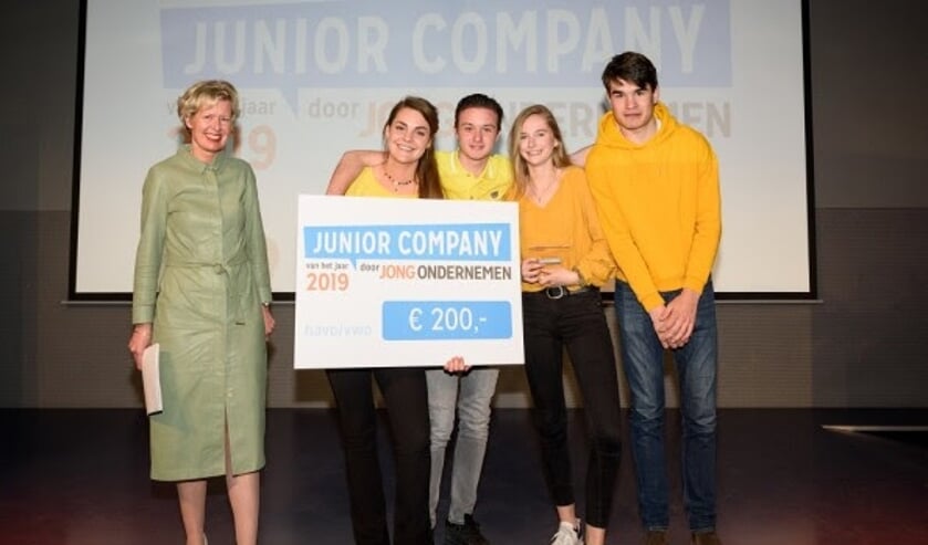 The B-bar is Junior Company van het Jaar 2019 in de categorie havo/vwo. V.l.n.r. Juryvoorzitter Elske Doets, Juliette Oomen, Marnix Sweegers, Maryse Kiewiet en Ties van Helvoort