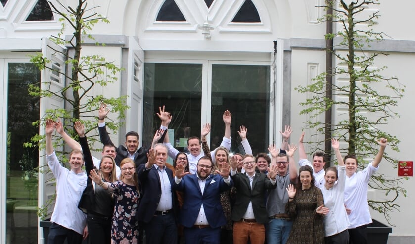 De medewerkers van Wolfslaar zwaaien na 19 jaar Ton Pinxten uit.