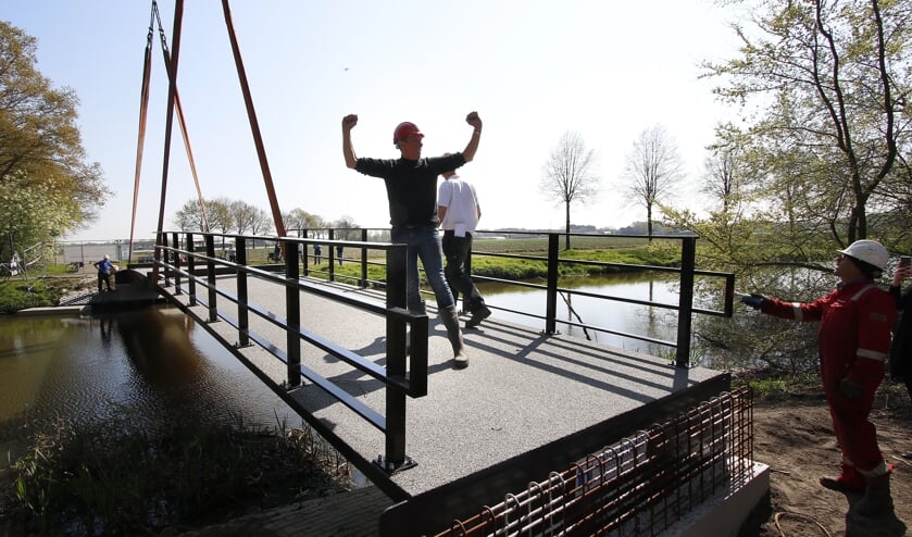 Donderdag 18 april is Breda een brug rijker/ Bij de Klokkenberg verbindt een fietsbrug het landgoed met Ulvenhout.
